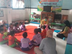 Penyuluhan Kesehatan Gigi dan Sikat Gigi Bersama di Kelompok Bermain Mutiara Hati Desa Tapen