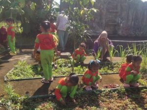 Menanamkan Kepedulian Lingkungan Melalui Kegiatan Membersihkan Taman